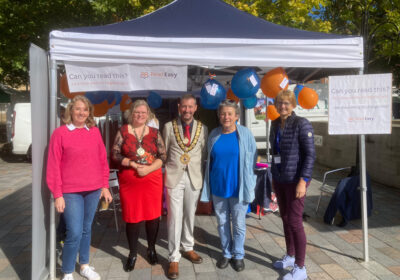 Salisbury Mayor Cllr Tom Corbin meets the Read Easy team